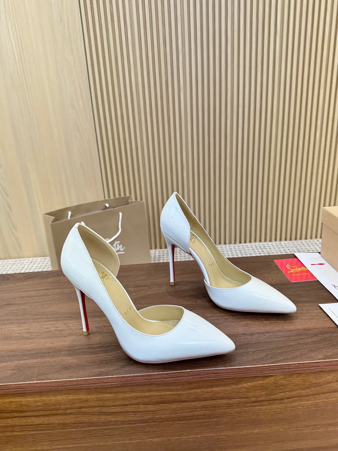 💕💕Factory direct selling price p440💕💕 Genuine leather sole +40 shipped all year round💝Christian Louboutin CL👠 "Imported cow patent leather💎Side hollow series" noble and luxurious, real blingbling👟👟 real materials, all customized by the pattern maker, and the materials are made of original customized materials to achieve the taste of the original 5 color options💍 Upper: Imported 👉cow patent leather💪 Lining: Sheepskin foot pad/lining Size: 34-40.41.42 Heel height: two options: 10.5cm and 8.5cm